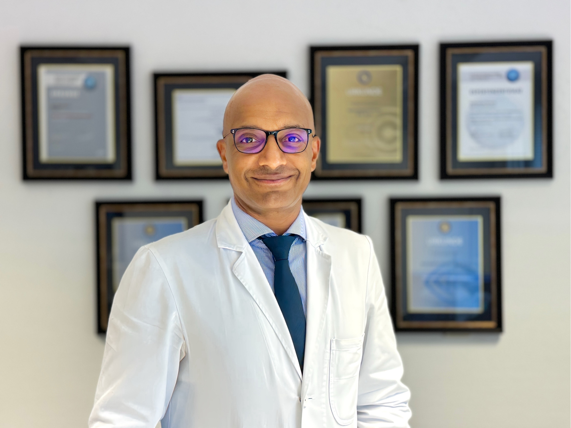 HAMO KENAWY, M.B., B.Ch. ∗Chefarzt KMG-Schulterzentrum Thüringen, Sondershausen, Deutschland ∗Facharzt für Orthopädie und Unfallchirurgie ∗Zertifizierter Schulterexperte der D-A-CH Vereinigung für Schulter- und Ellenbogenchirurgie (DVSE) ∗Zertifizierter Schulterexperte der Gesellschaft für Arthroskopie und Gelenkchirurgie (AGA) ∗Mitglied der europäischen Gesellschaft für Schulter- und Ellenbogenchirurgie (SECEC)